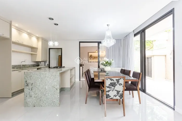 CASA EM CONDOMINIO COM 3 QUARTOS AGUA VERDE - COM HIDROMASSAGEM