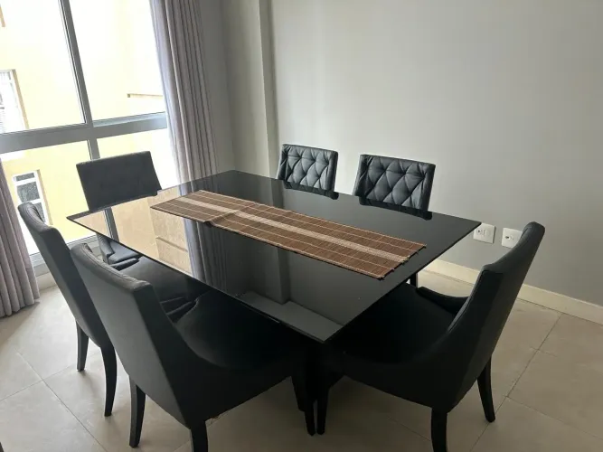 Mesa preta laqueada 170cm X 110cm com 6 cadeiras - R$ 2000,00