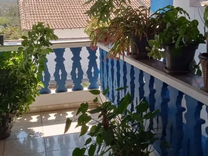 Vende se uma casa no centro de Carmo do Cajuru mg, ponto de comércio ao lado e uma kitnet 