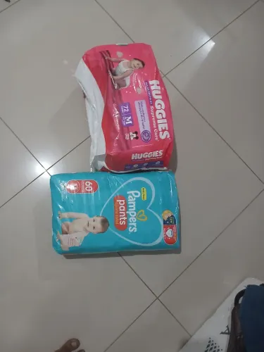 2 pacotes de fraudas 1 pacotes huggies c 80 e 1 Pampers c 4g unidades...PANTS