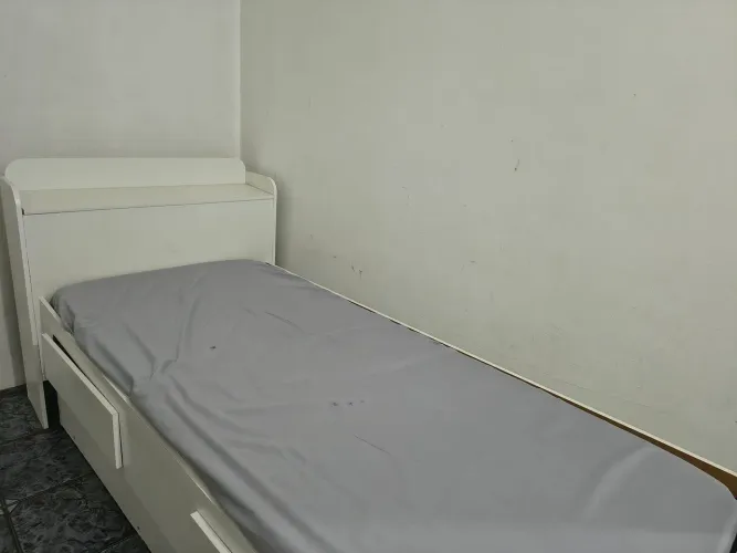 Cama de solteiro branca