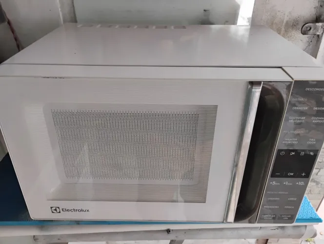 Microondas Electrolux semi-novo funcionando perfeitamente