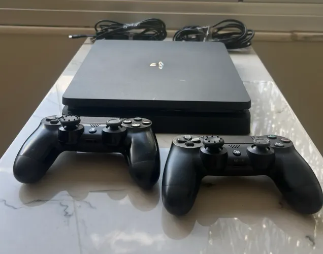 PS4 Slim + 2 controles + 3 jogos 