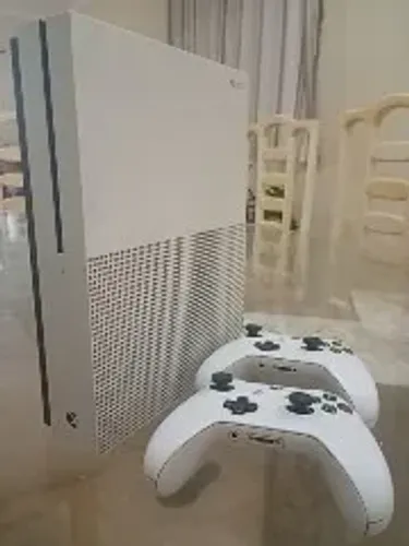 Xbox One 1tb + 2 controles