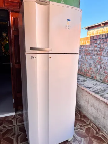 Vendo uma geladeira Electrolux 