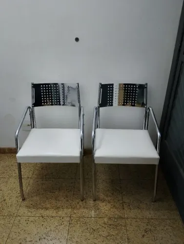02 Cadeiras inox com assento estofado branco