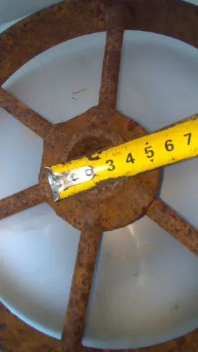 Roda antiga de ferro forjada