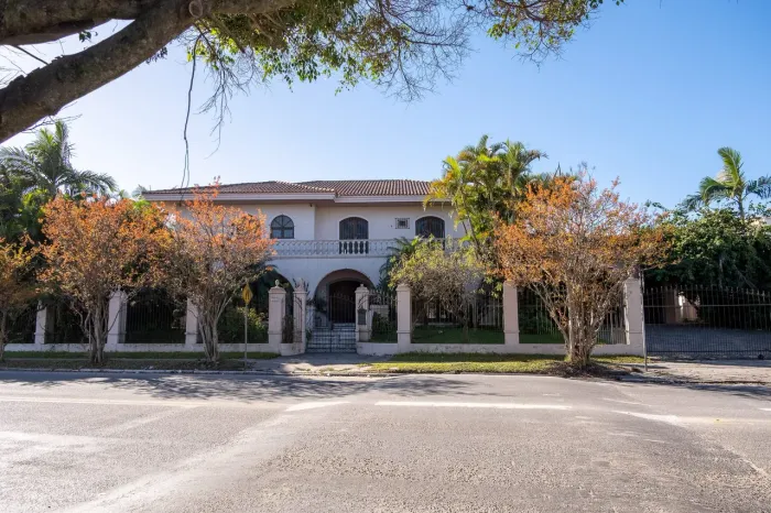 Casa disponível para venda ou locação no Centro de Pelotas: 910 m², 5 quartos (4 suítes),