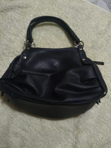 Bolsa de couro preta.
