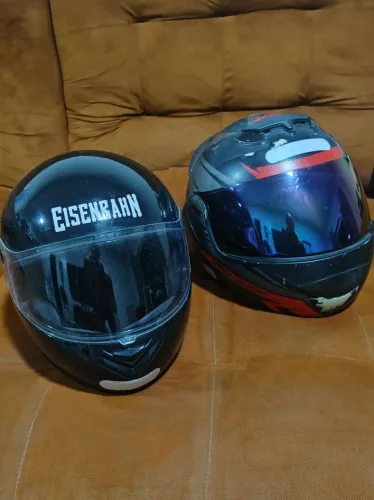 Imperdível para quem tem moto !Vendo dois capacetes com preço de um.