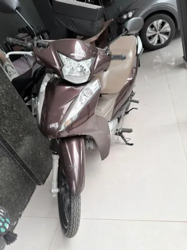 Vende 1 Honda ADV e 1 Honda biz