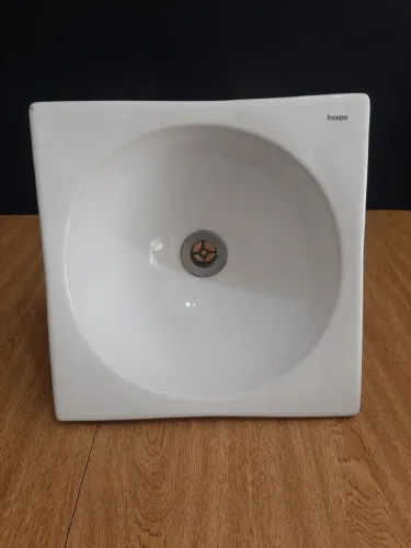 Cuba de louça  branca quadrada incepa para lavabo banheiro área  comum