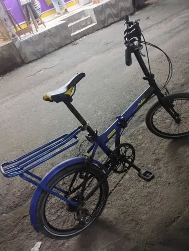 Estou vendendo uma bicicleta q dobrar no meio quem se interessar chamar no zap *