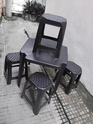 Cadeira Plástica 01 Mesa + 04 BANQUETAS CONJUNTO Confortável TOP YA55