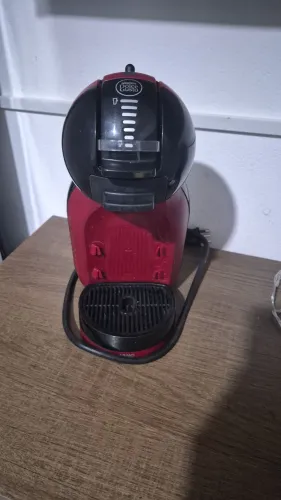 Cafeteira Dolce Gusto vermelha 