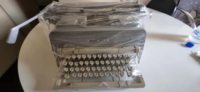Máquina de Escrever Olivetti Linea 98 - Vintage Clássica