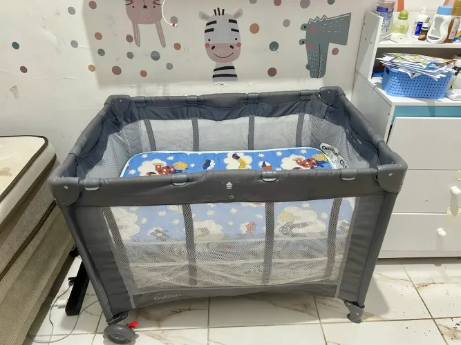 Berço cercadinho ,com colchão e mosqueteiro incluso .