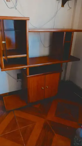 Rack estante de madeira para tv c compartimento 2 portas.