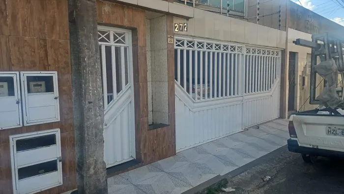 Portões de alumínio branco