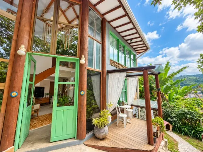 Aluguel Anual - Casa exclusiva com 4 suítes em meio à natureza - Bombinhas/SC