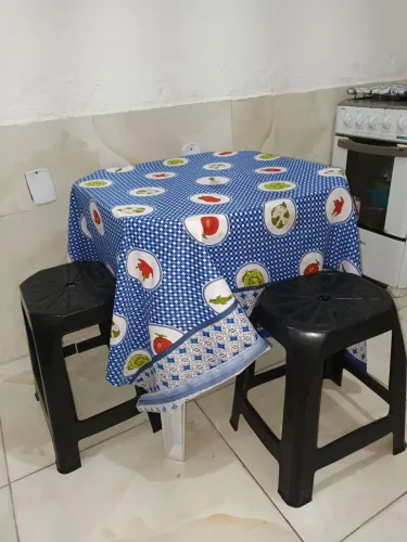 Mesa branca com 2 bancos