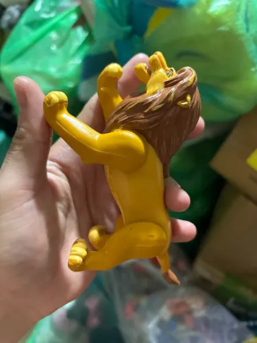 Boneco Simba adulto Disney.
