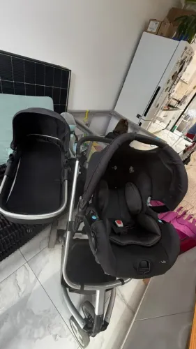 carrinho de bebê com bebê conforto