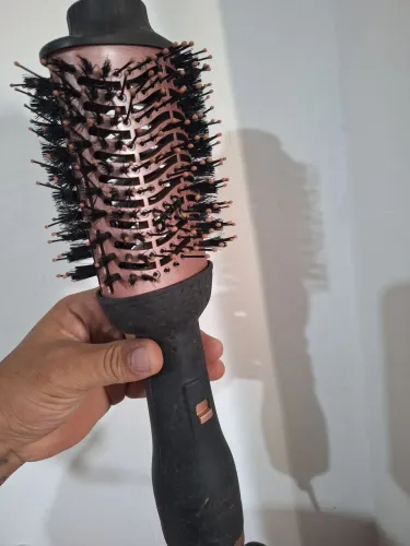 Escova rotativa que seca e modela o cabelo ao mesmo