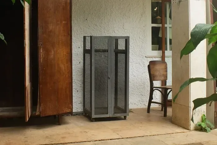 Armário de ferro - Casa de Retiro São Francisco, parte inferior, sem restauro