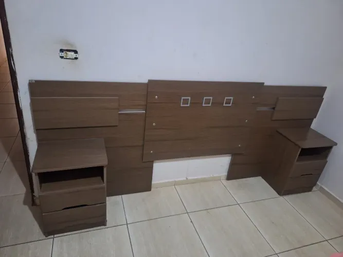 Cabeceira de cama casal + mesa lateral 