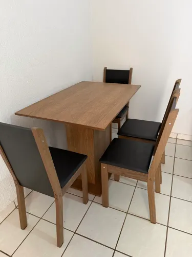 Mesa com 4 cadeiras (seminovo) 6 meses de uso