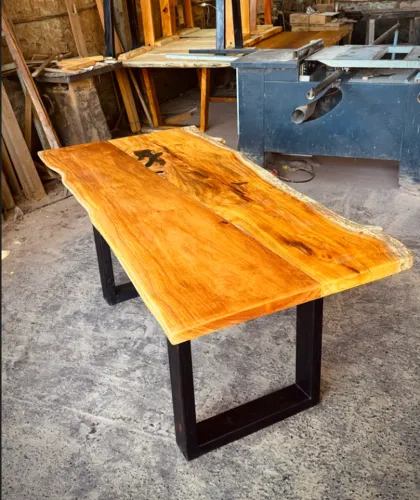 MESA DE JANTAR DE MADEIRA MACIÇA DE JAQUEIRA