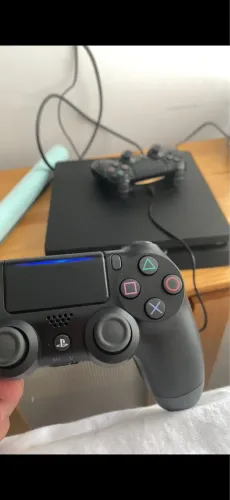 Ps4 - 1Tb 2 controles com alguns jogos