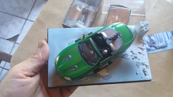 2 carro miniaturas - 1 da coleção 007 e um fusca antigo 2 por 100,00