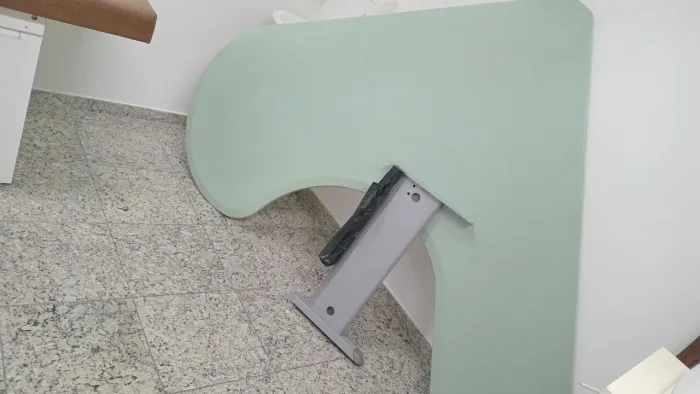 Mesa formato L,pra consultório médico,usada,só pra retirada,no precinho.(desmontada)