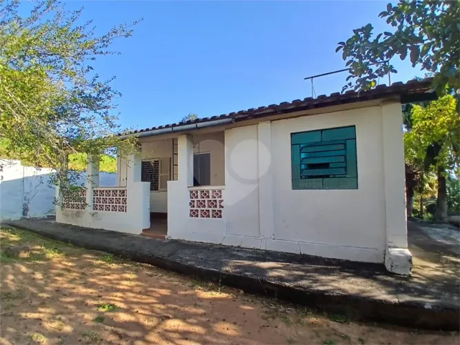 Casa térrea com amplo quintal e galpão no bairro do Guaçú São Roque