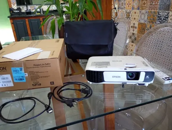Projetor Epson Powerlite S41+ Seminovo - Pouco Uso, Impecável e Completo na Caixa