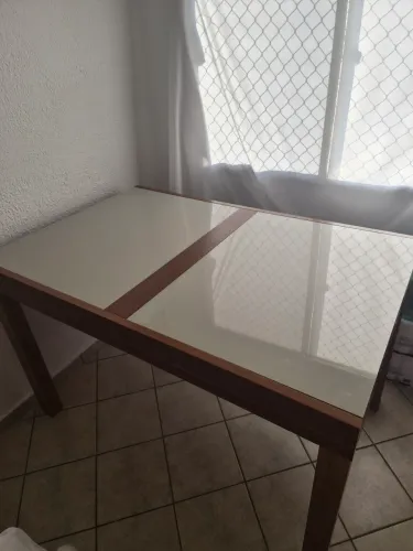 Mesa de madeira maciça expansível (8 lugares) - apoio de vidro