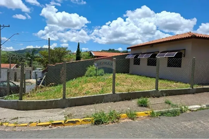 CASA a venda em SERRA NEGRA 99,5 M2 ÁREA CONSTRUÍDA, 210M2 ÁREA TOTAL , 06 VAGAS NA GARAGE