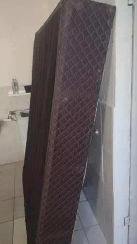 Vendo uma base de cama box casal em ótimo estado não tenho os pés