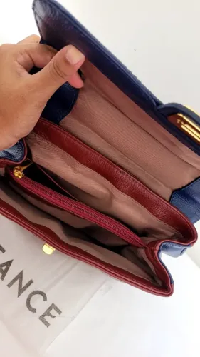 bolsa constance azul marinho e vinho