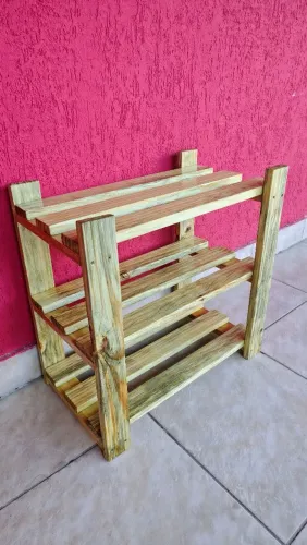 Sapateira em madeira pinus com proteção em verniz marítimo 60x60x30
