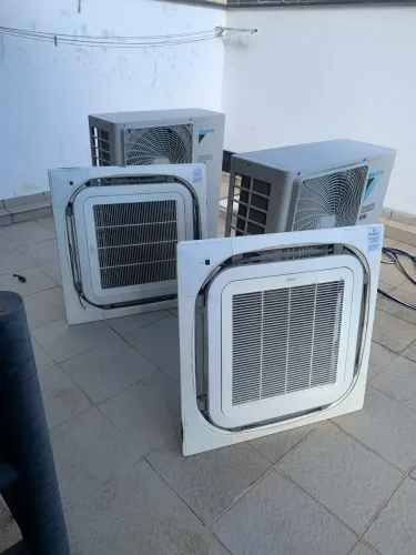 VENDE-SE - 2 APARELHOS DE AR-CONDICIONADO DAIKIN 48.000 BTU/h