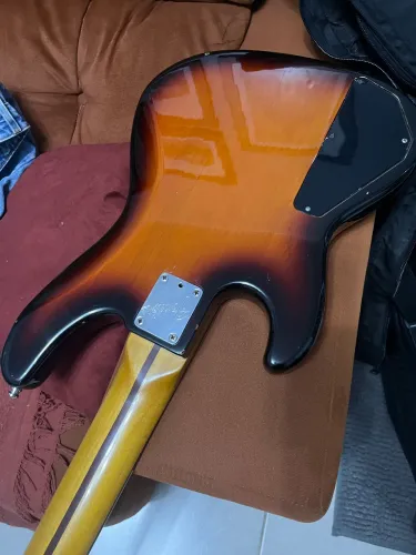 Baixo Fender American PLUS V 