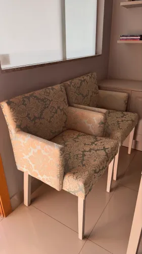 Poltronas Nina em tecido jacquard em tons de azul claro e off