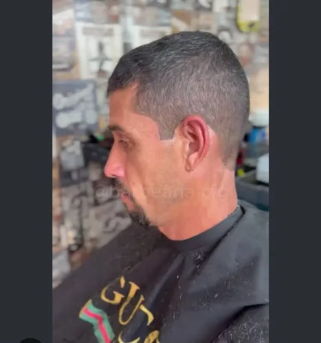 Corte de cabelo 1 pente, 20 reais.