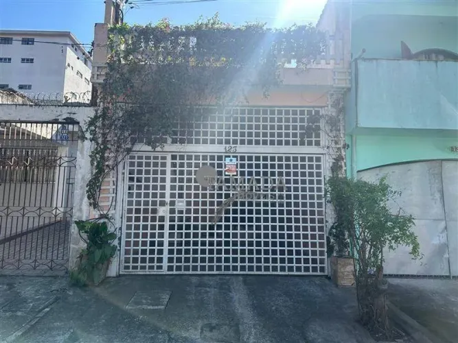 Sobrado frontal com 3 quartos, corredor lateral, 2 vagas à venda, 160 m² por R$ 430.000 -