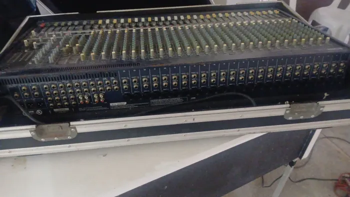 Mesa de Som Yamaha 32 Canais 110v