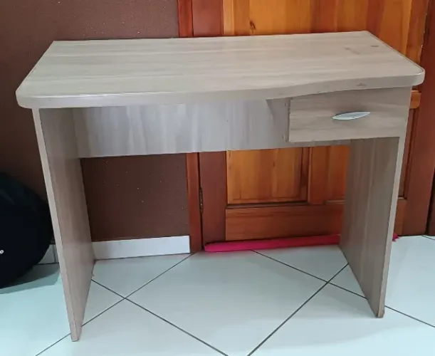 ? Mesa de Escritório com Gaveta