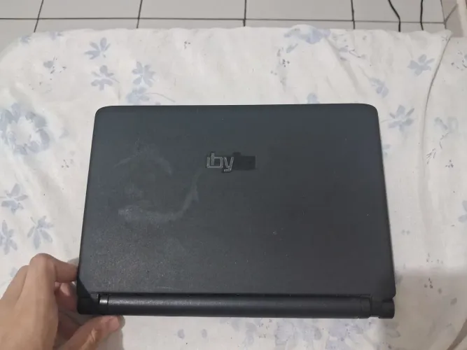 Notebook antigo quebrado pra retirar peças 